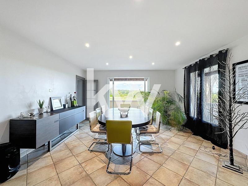 Maison - 220 m² - 8 pièces