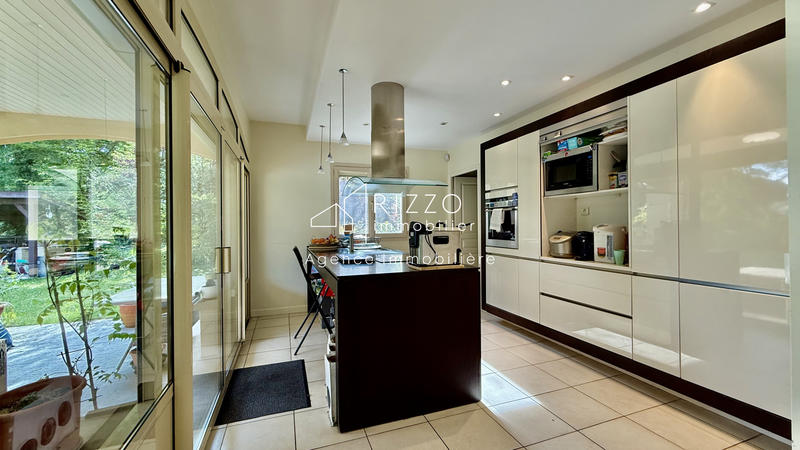 Maison - 302 m² - 8 pièces