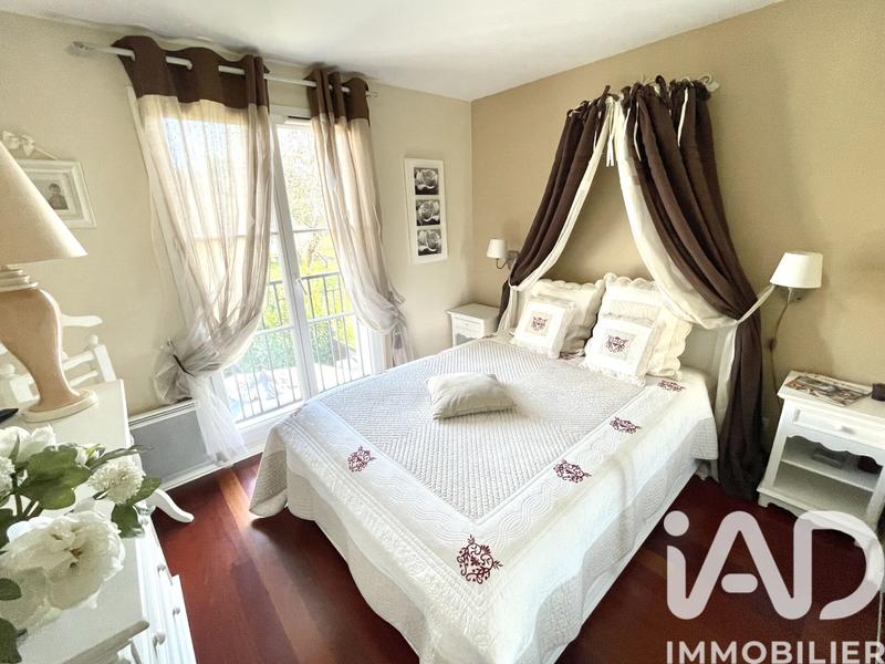 Maison - 238 m² - 9 pièces