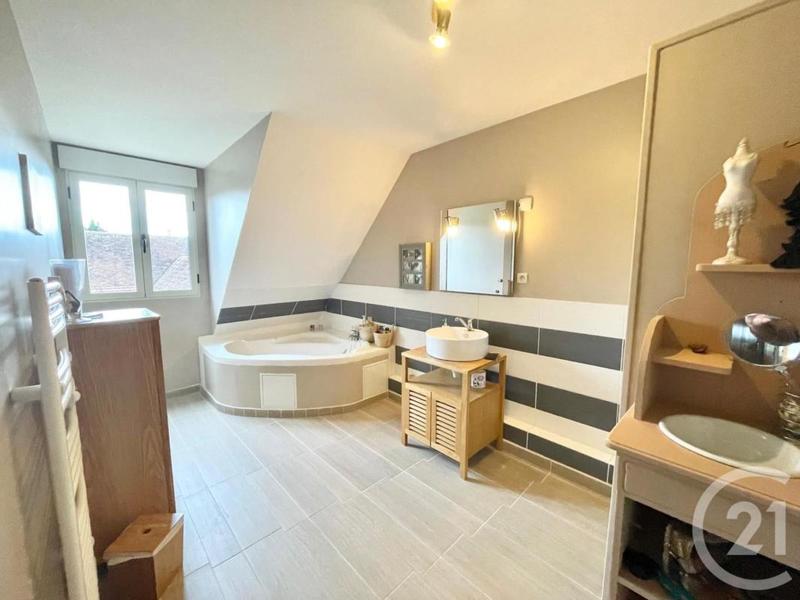 Maison - 216 m² - 8 pièces