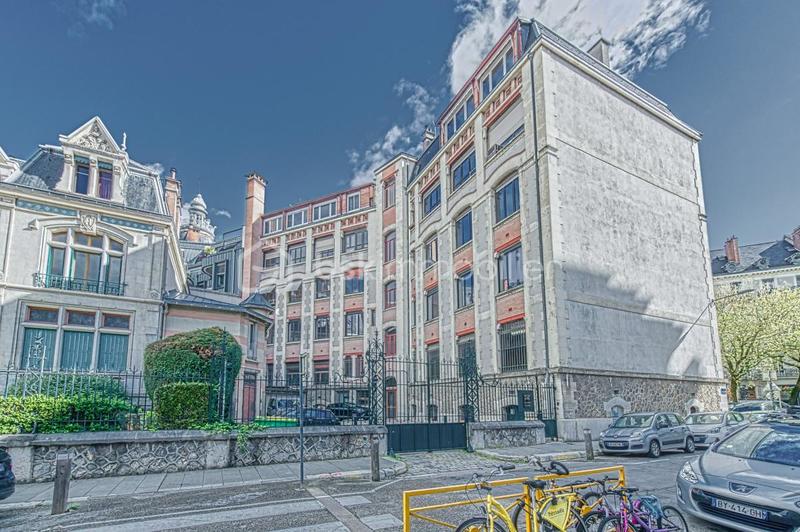 Loft - 125 m² - 5 pièces