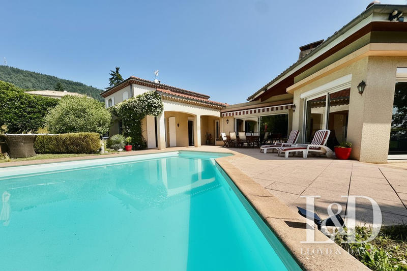 Maison - 313 m² - 9 pièces