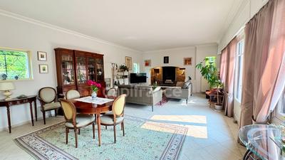 Maison - 265 m² - 8 pièces