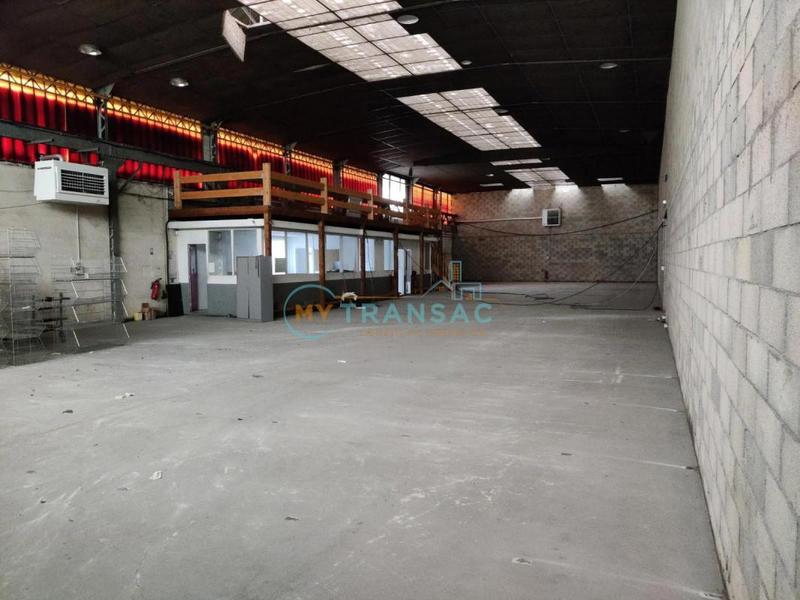 Entrepôt - 1 565 m²