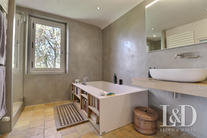 Maison - 303 m² - 10 pièces