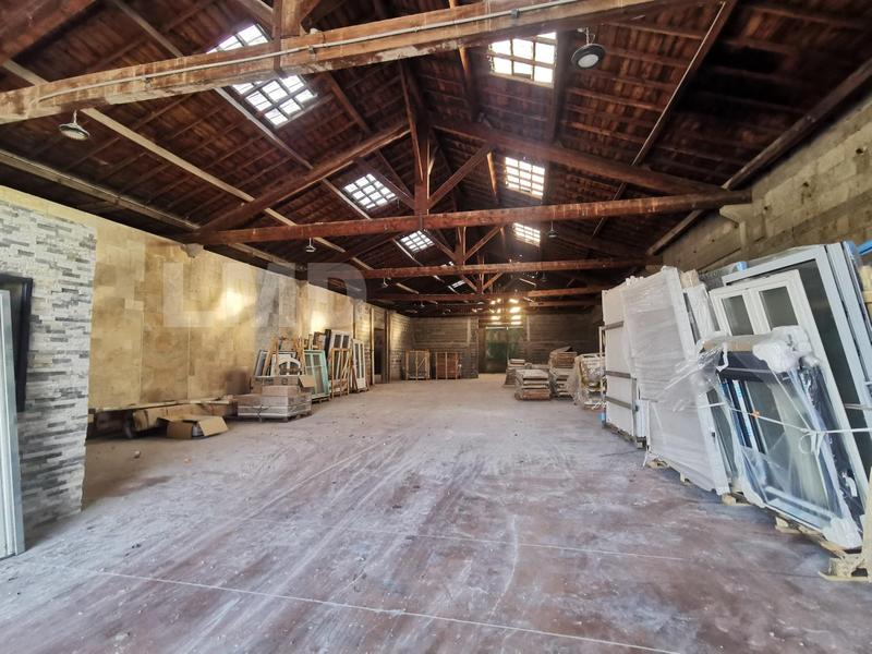 Entrepôt - 2 200 m² - 1 pièce