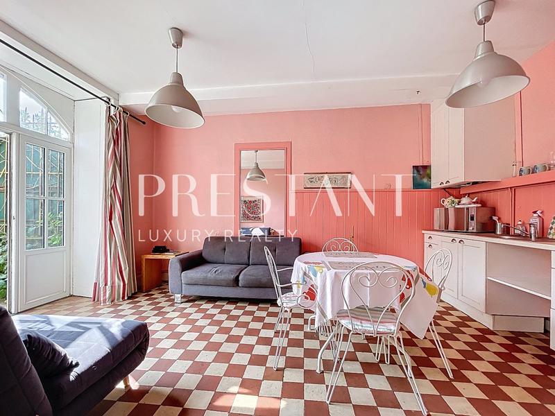 Maison - 280 m² - 9 pièces