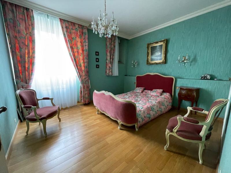 Maison - 180 m² - 9 pièces