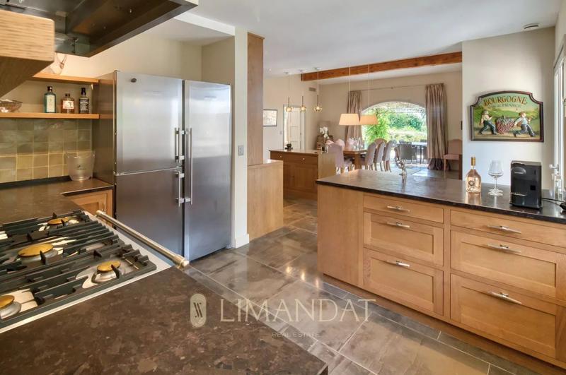 Propriété - 230 m² - 6 pièces