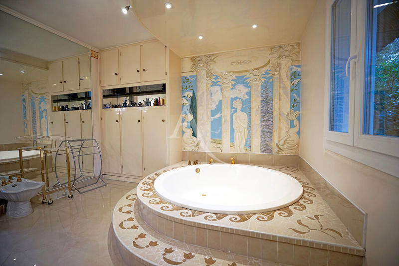 Maison - 250 m² - 8 pièces