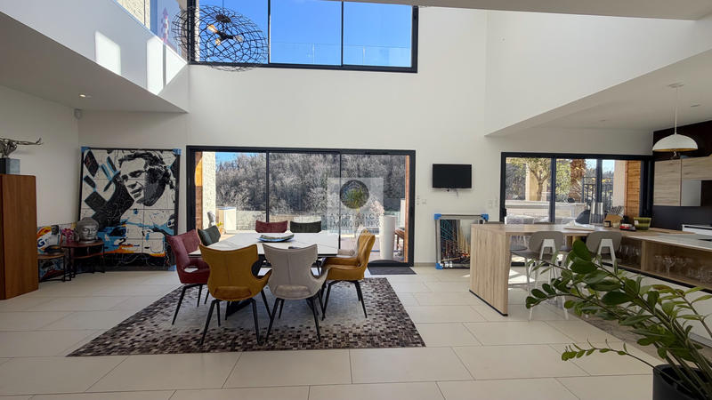 Maison - 237 m² - 8 pièces