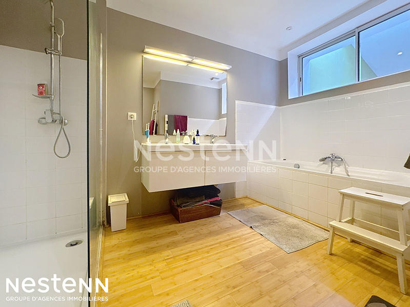 Maison - 242 m² - 8 pièces