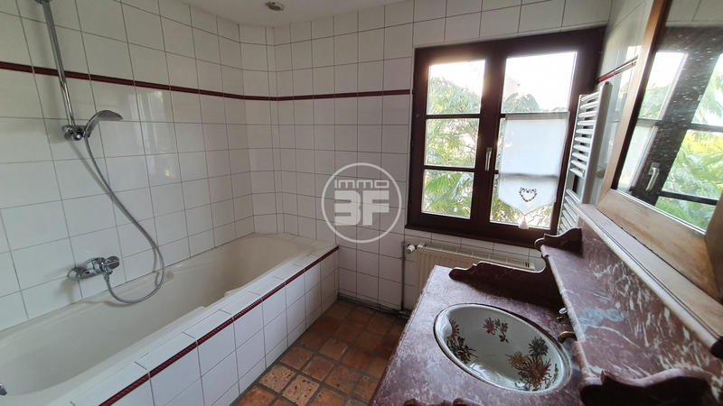 Maison - 256 m² - 8 pièces