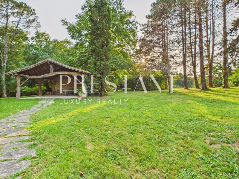 Maison - 301 m² - 9 pièces