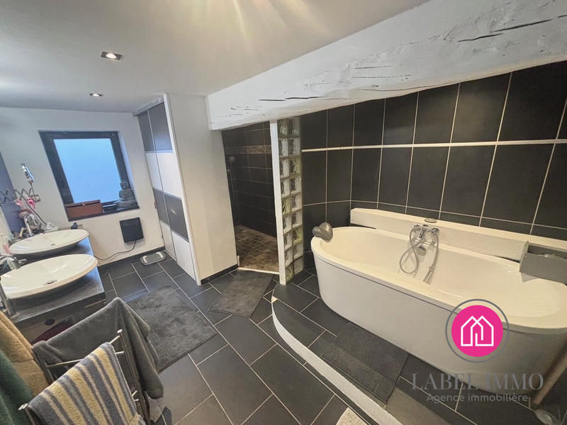 Maison - 225 m² - 8 pièces