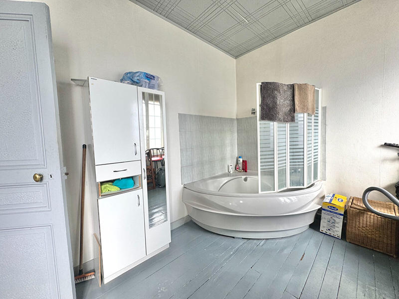 Demeure - 250 m² - 6 pièces