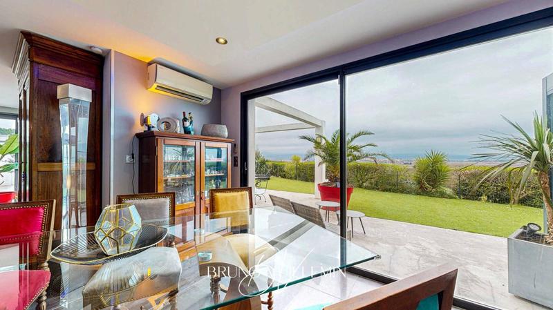 Villa - 251 m² - 8 pièces