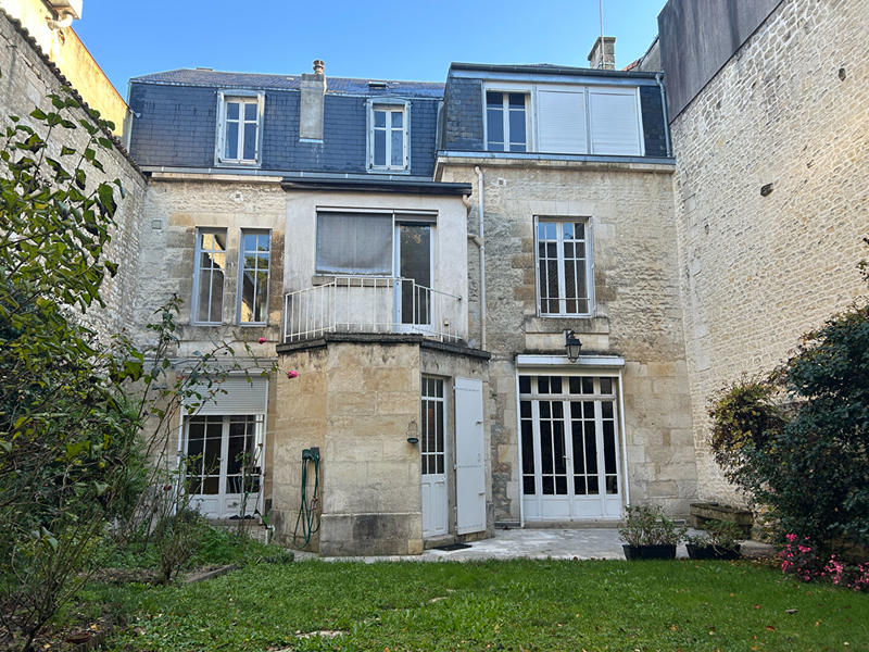 Maison - 244 m² - 8 pièces