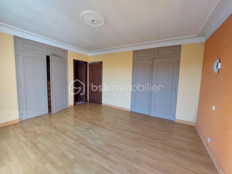 Maison traditionnelle - 300 m² - 10 pièces