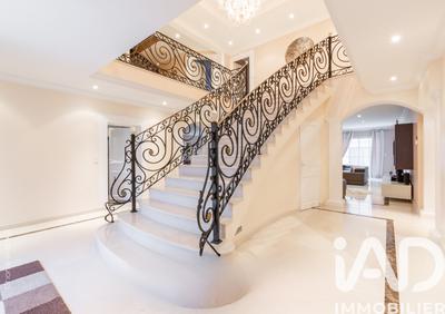 Maison - 740 m² - 15 pièces