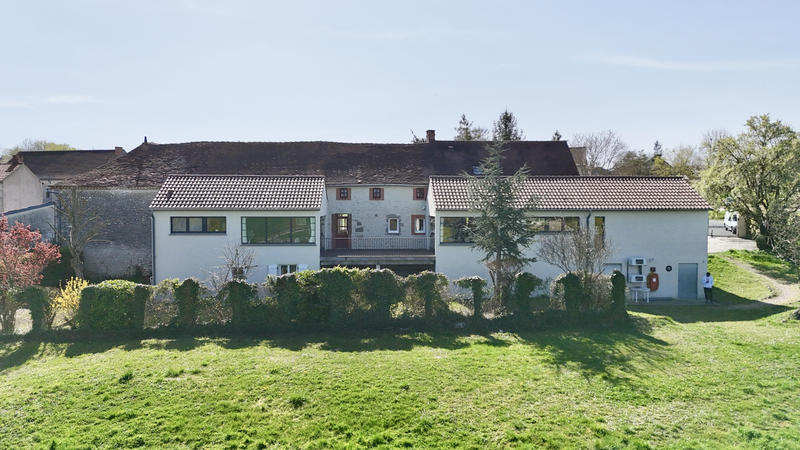 Maison - 410 m² - 9 pièces