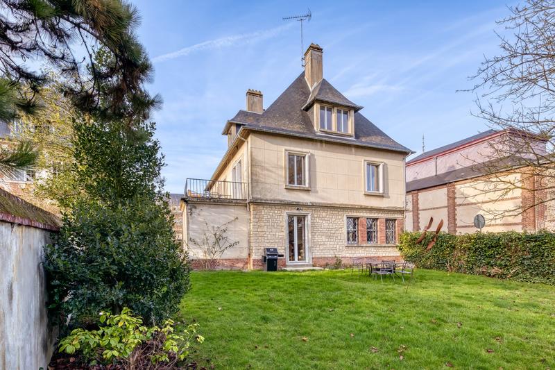 Maison - 327 m² - 10 pièces