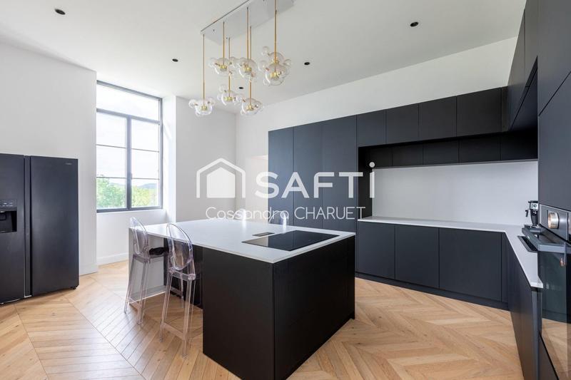 Maison - 300 m² - 8 pièces