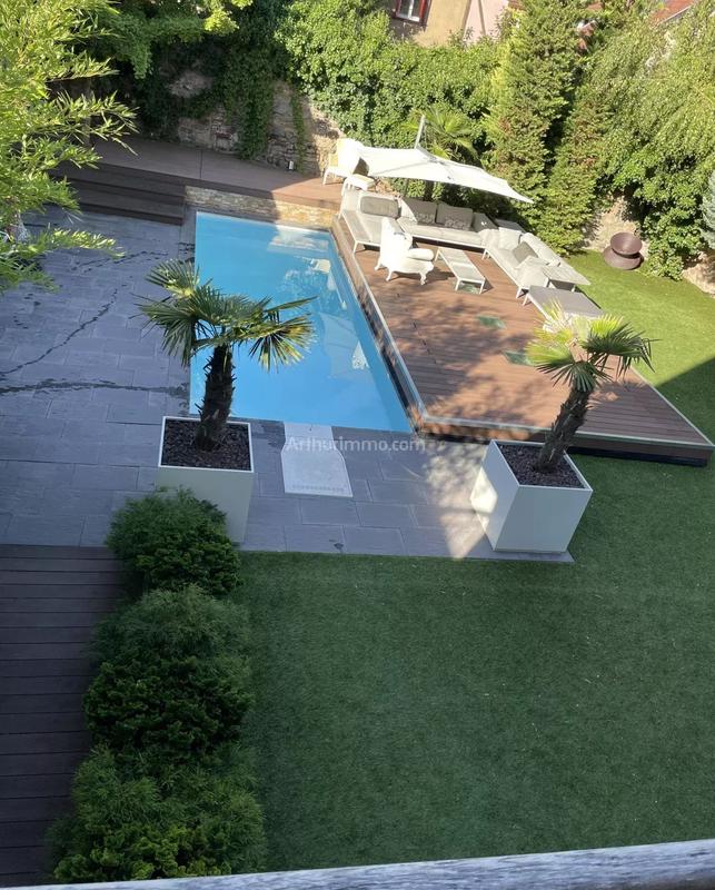 Maison - 650 m² - 11 pièces
