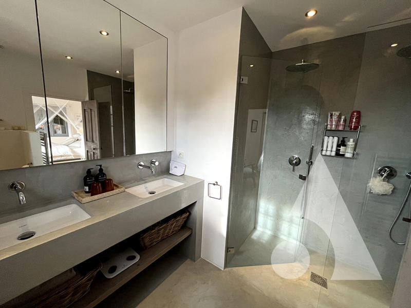 Villa - 221 m² - 6 pièces