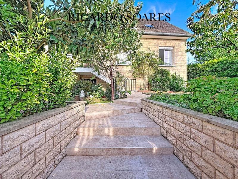 Maison - 204 m² - 8 pièces