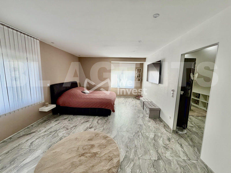 Maison - 221 m² - 7 pièces