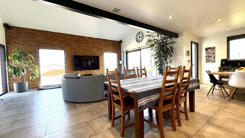 Maison - 205 m² - 7 pièces