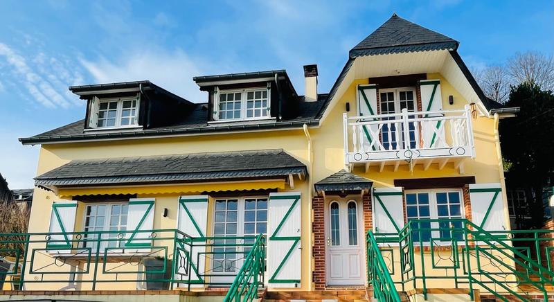 Maison - 230 m² - 9 pièces