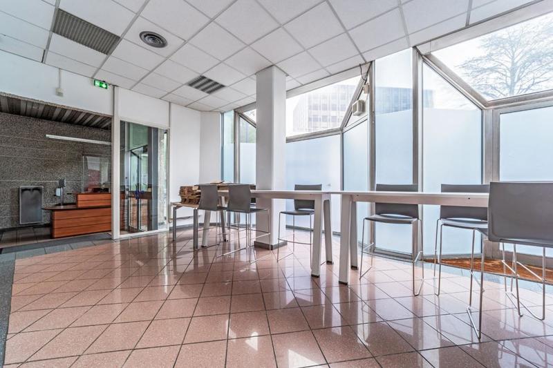 Bureau - 1 636 m²
