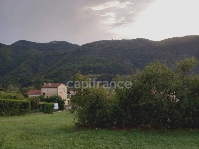 Terrain constructible - 905 m²