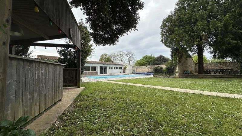 Propriété - 338 m² - 10 pièces