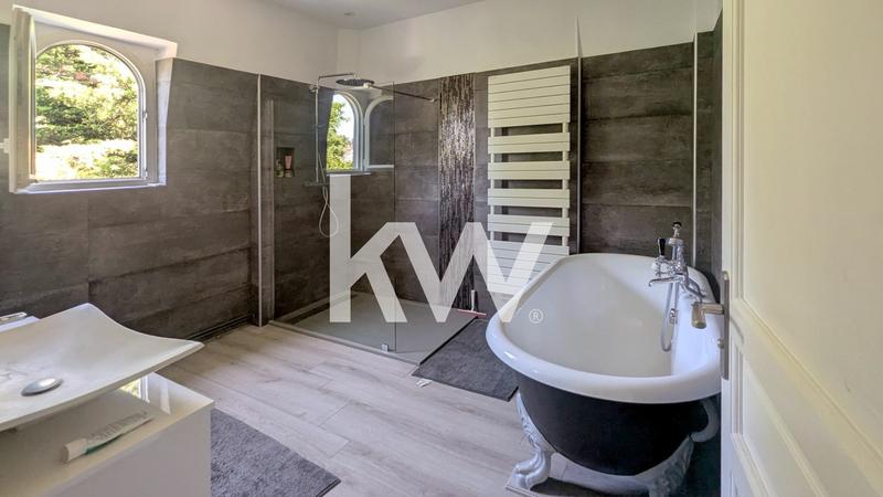 Maison - 257 m² - 10 pièces