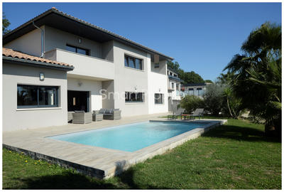 Villa - 225 m² - 9 pièces