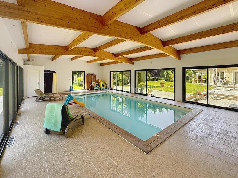 Propriété - 377 m² - 9 pièces