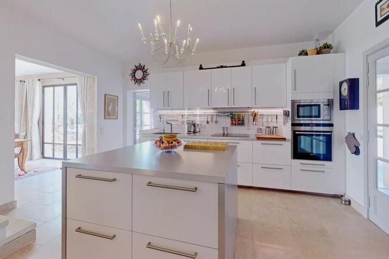 Propriété - 230 m² - 6 pièces