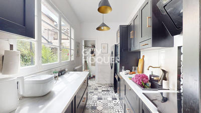 Maison - 270 m² - 10 pièces