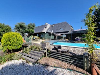 Maison - 230 m² - 8 pièces
