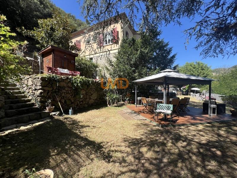 Propriété - 250 m² - 11 pièces