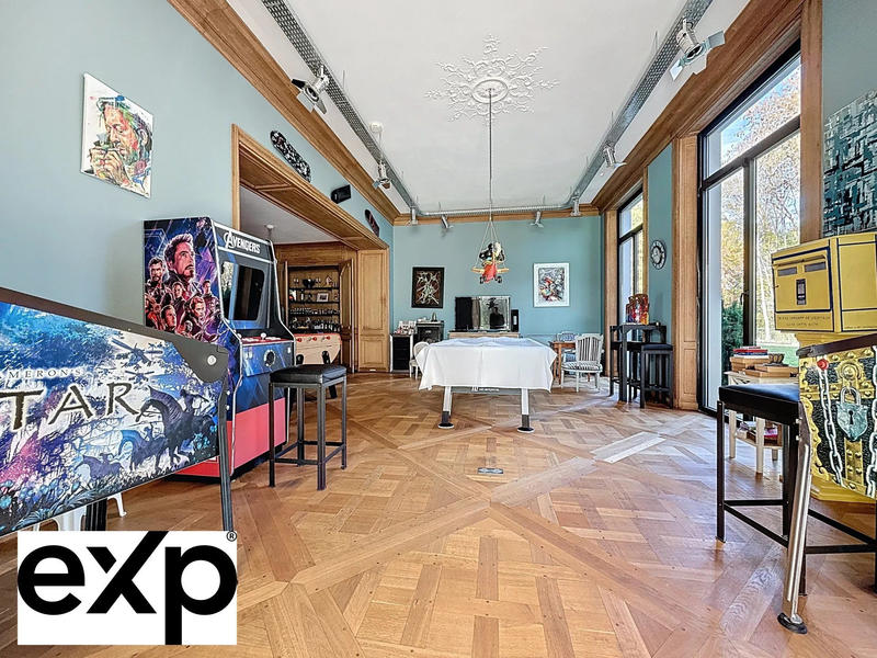 Maison - 1 032 m² - 18 pièces