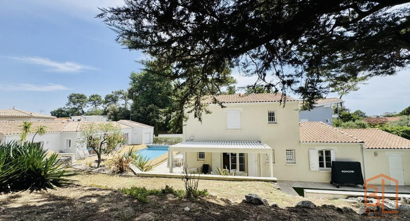 Maison traditionnelle - 274 m² - 11 pièces