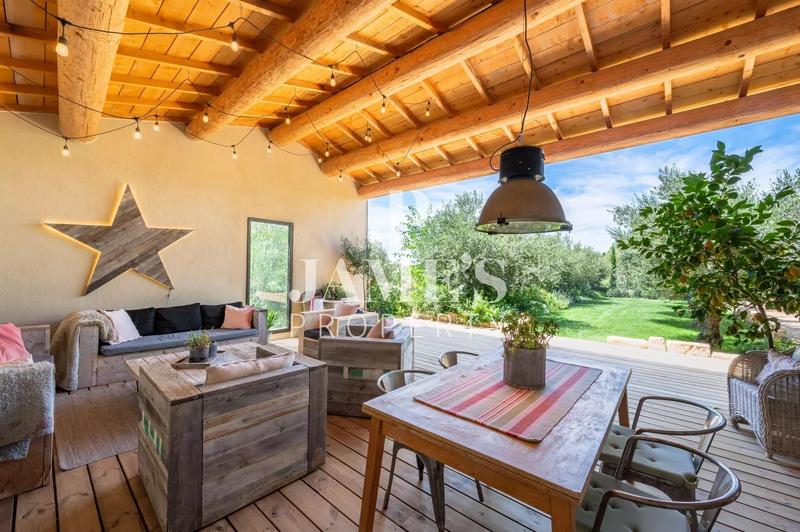 Maison - 250 m² - 6 pièces