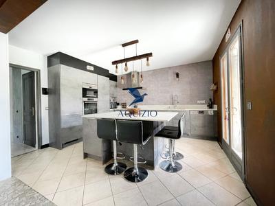 Maison - 230 m² - 7 pièces