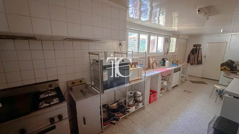 Maison - 334 m² - 13 pièces