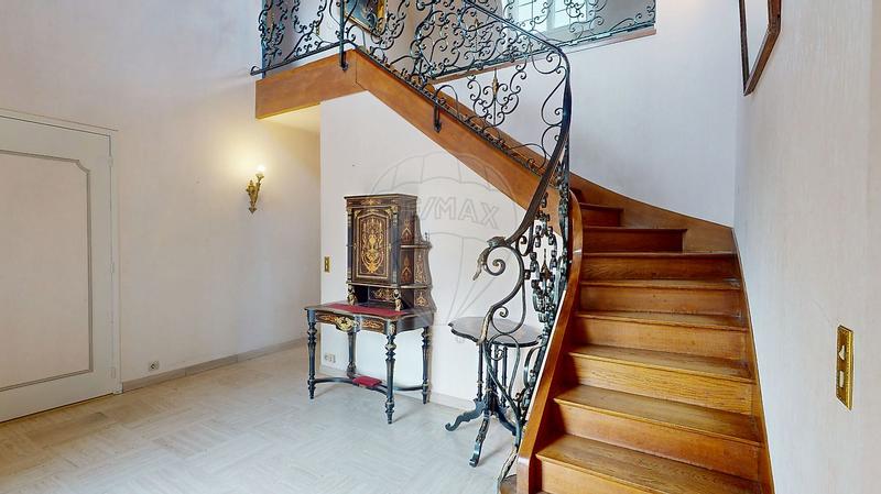 Maison - 233 m² - 8 pièces