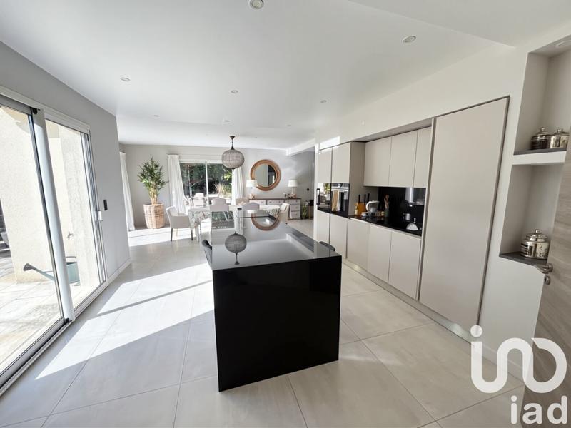 Maison - 240 m² - 10 pièces